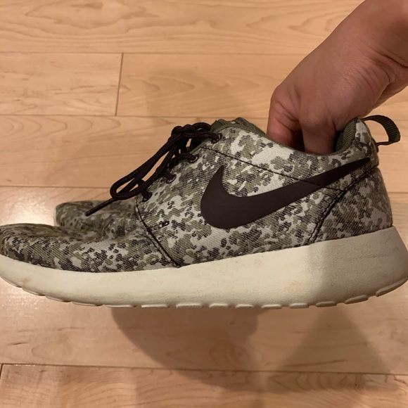 Nike Camo Print Roshe Runs - Picture 3 of 4